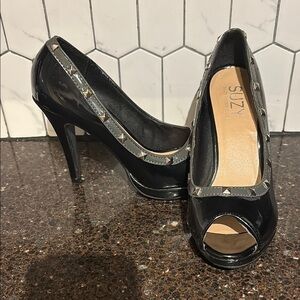 Suzy Shier Black Patent Studded Heels, size 7